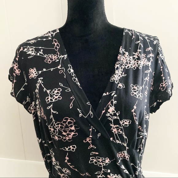 Banana Republic Stretch Black Floral Tie Waist Top - Picture 2 of 7